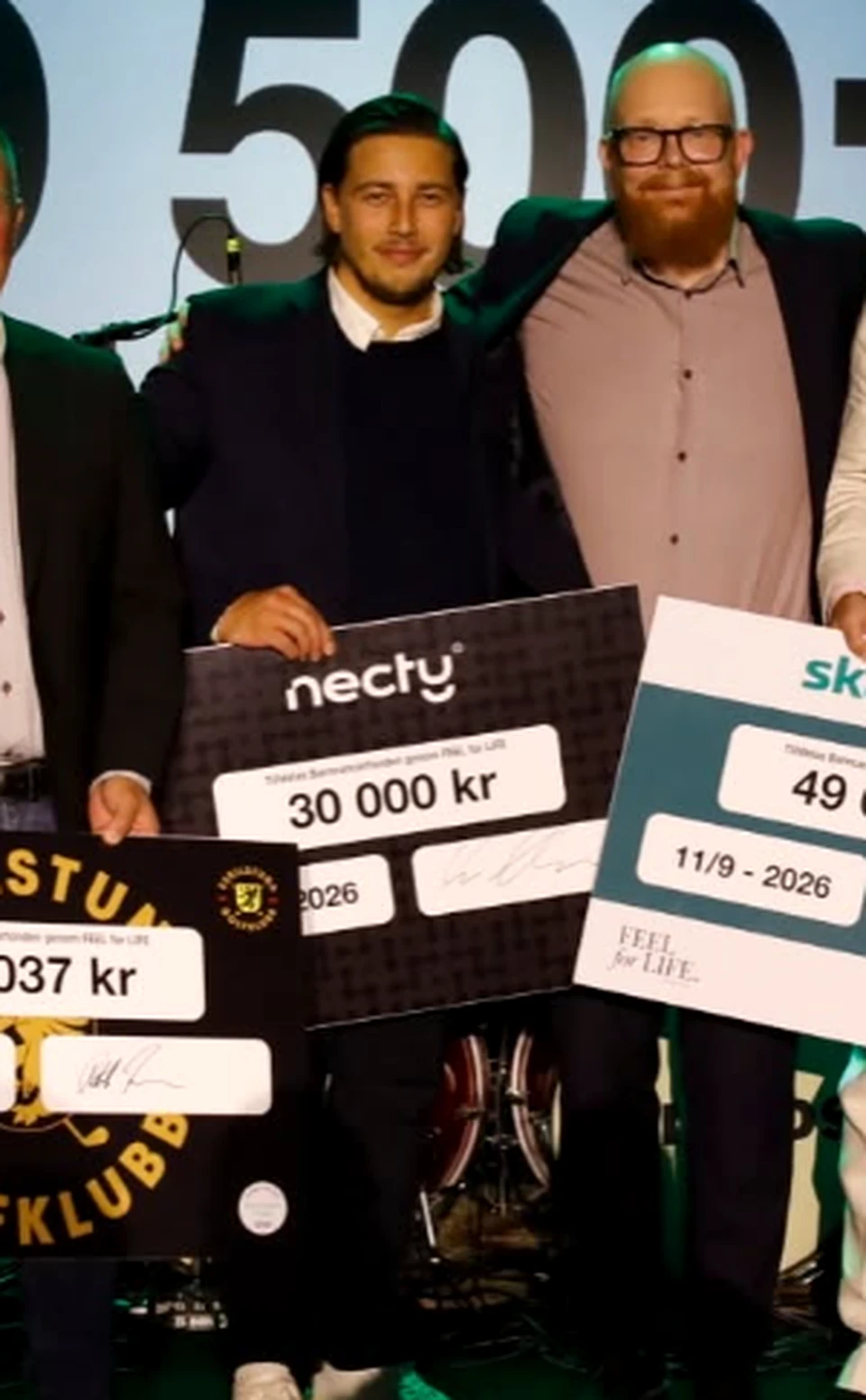 Victor från Necty med Nectys bidrag på 30 000 kronor till Barncancerfonden
